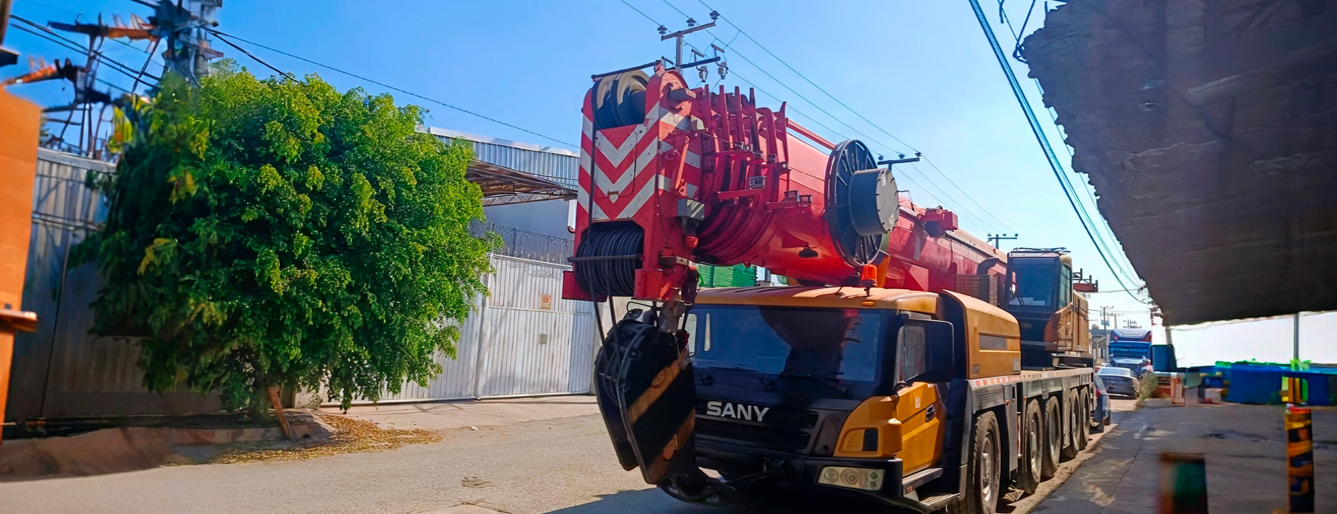 Grúa industrial de Grúas Santiesteban en maniobra